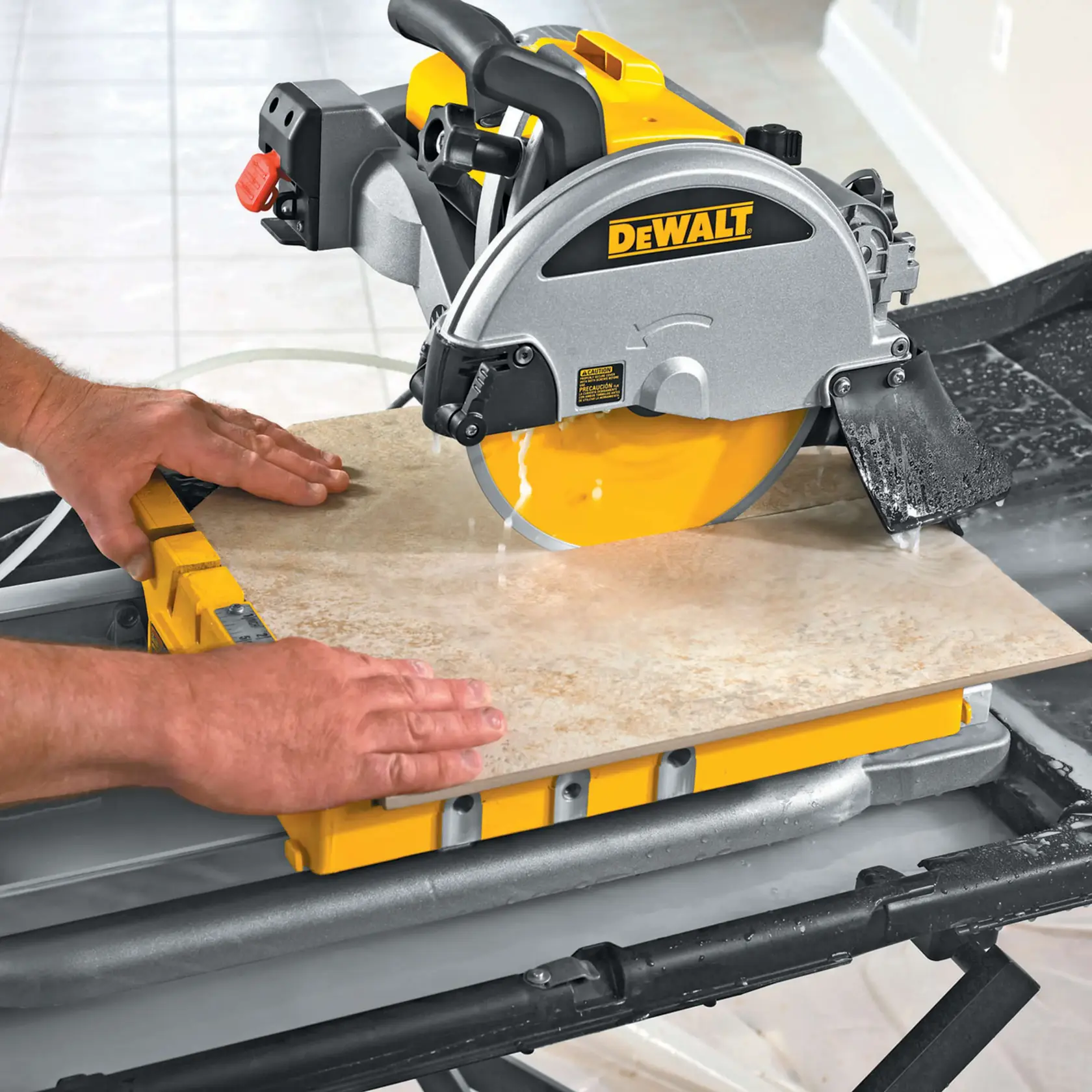 Posuvná 250 mm stolová píla na mokré rezanie dlaždíc DEWALT®