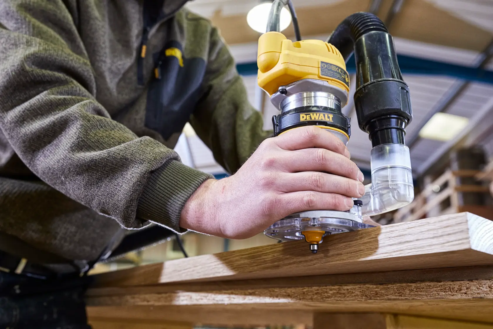 Frézka s pevnou základňou 900 W 8 mm DEWALT®
