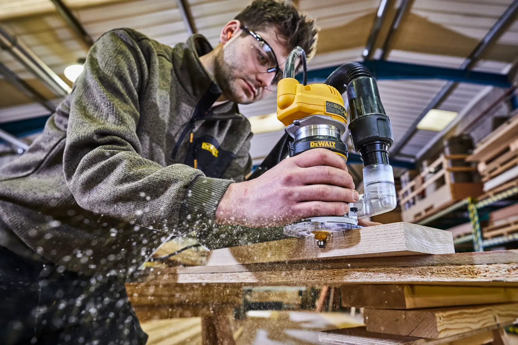Frézka s pevnou základňou 900 W 8 mm DEWALT®