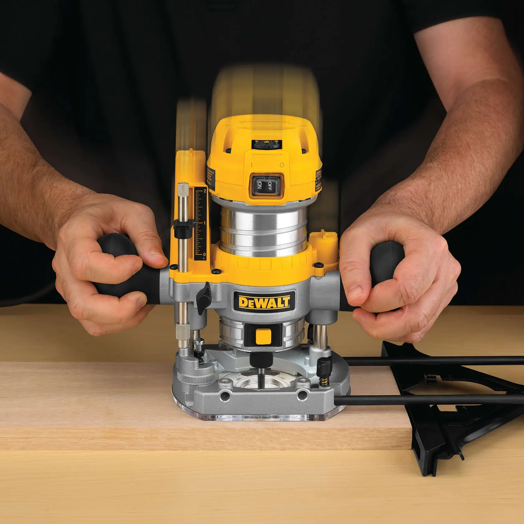 Ponorná frézka 900 W 8 mm DEWALT®