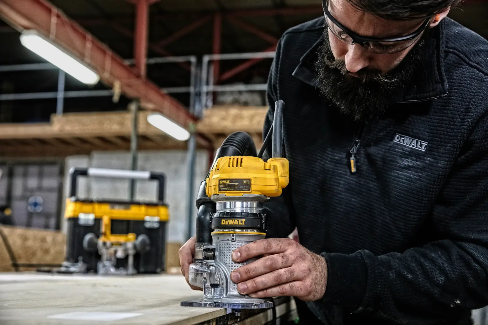 Frézka s pohyblivou a pevnou základňou 900 W 8 mm DEWALT®