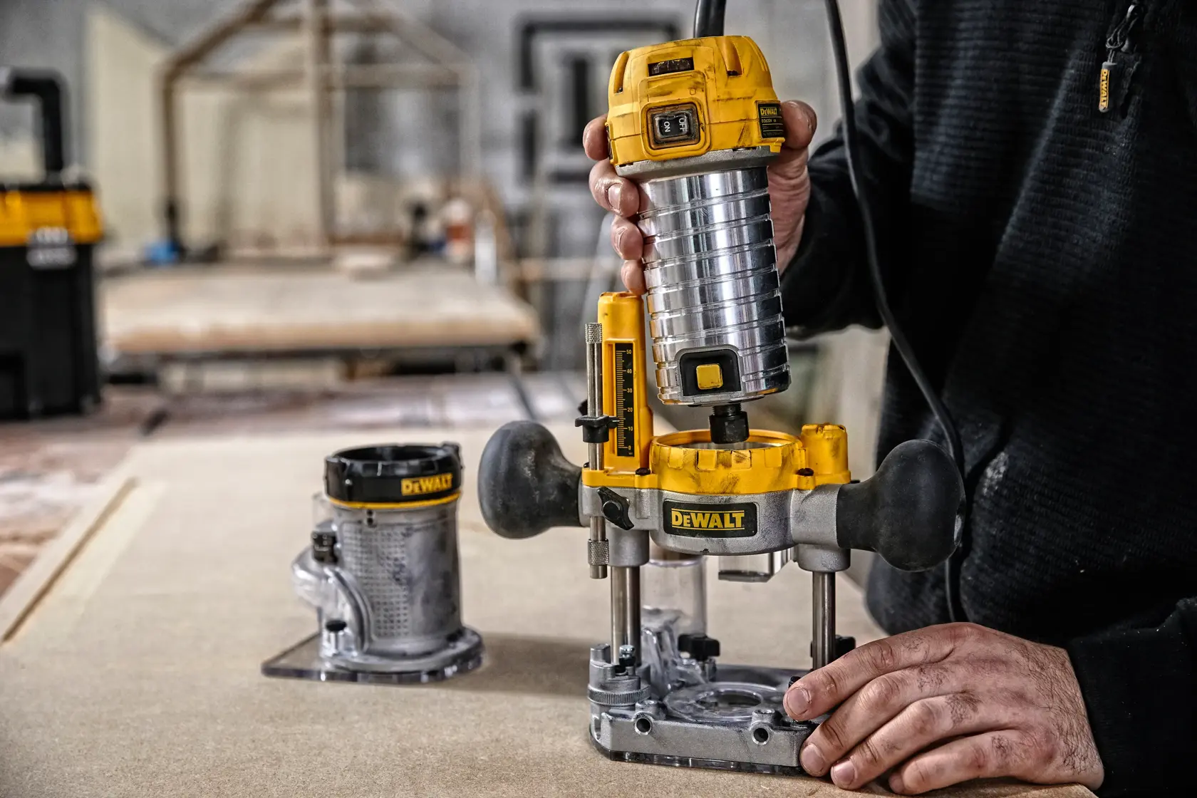 Frézka s pohyblivou a pevnou základňou 900 W 8 mm DEWALT®