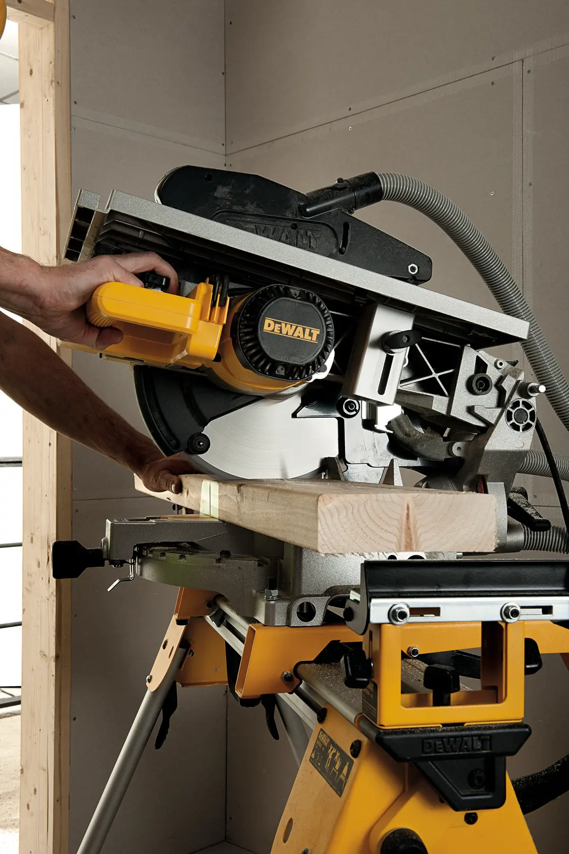 Stolová pokosová píla 305 mm DEWALT®