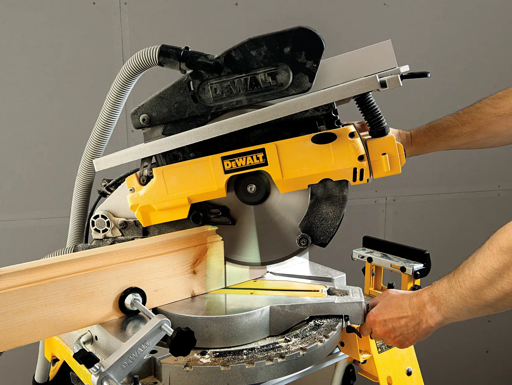 Stolová pokosová píla 305 mm DEWALT®