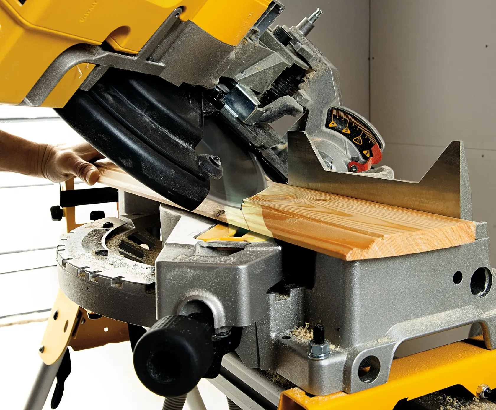 Stolová pokosová píla 305 mm DEWALT®