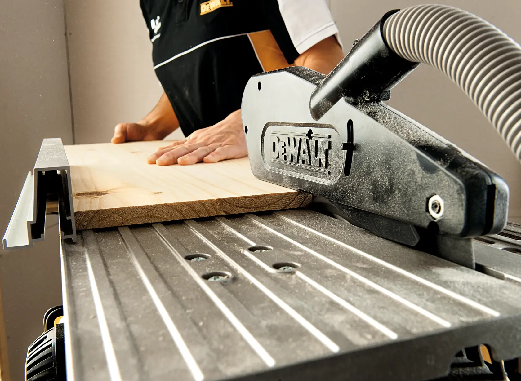Stolová pokosová píla 305 mm DEWALT®