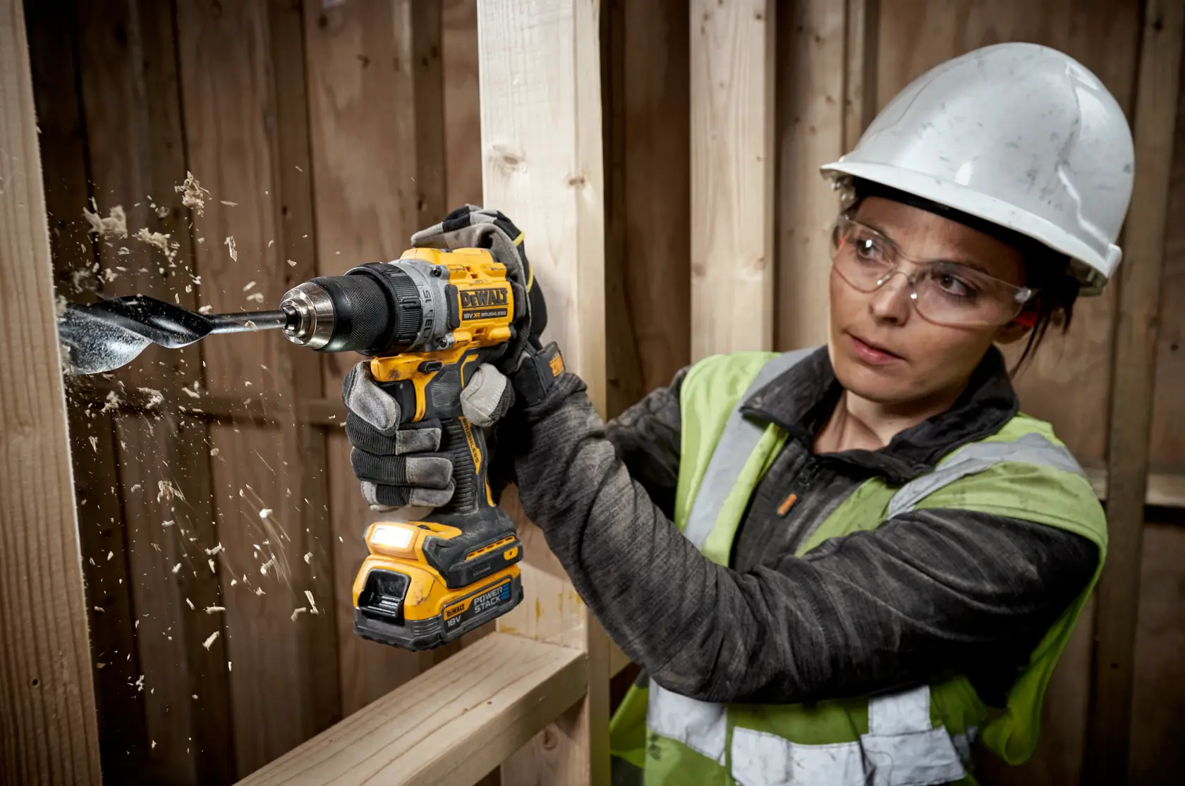 Avvitatore a batteria DEWALT 18V brushless con batteria Powerstack, dotato di 15 impostazioni di coppia, 2 impostazioni di velocità, 90 Nm di coppia e LED orientabile. Le caratteristiche e le specifiche del prodotto sono evidenziate in italiano.