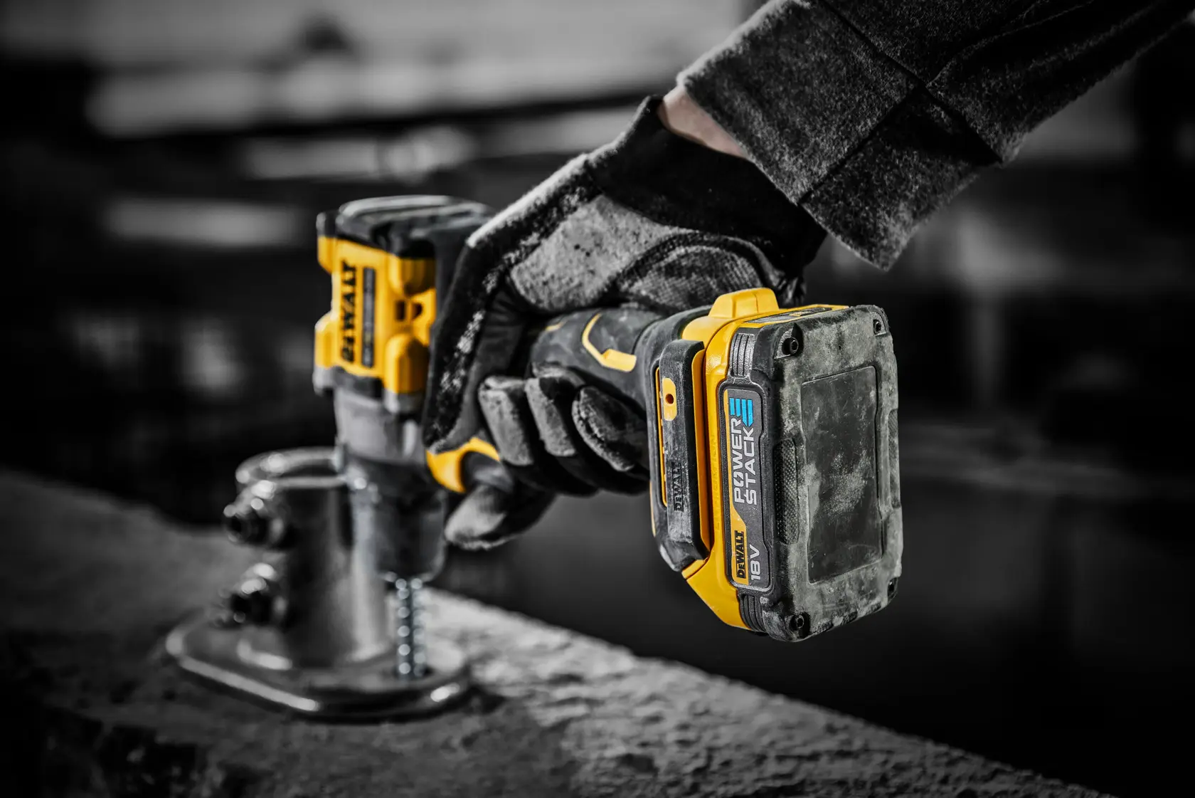 Un set di trapano senza fili DEWALT con trapano nero e giallo, due batterie power stack, un caricabatterie e una robusta valigetta nera con il logo DEWALT.