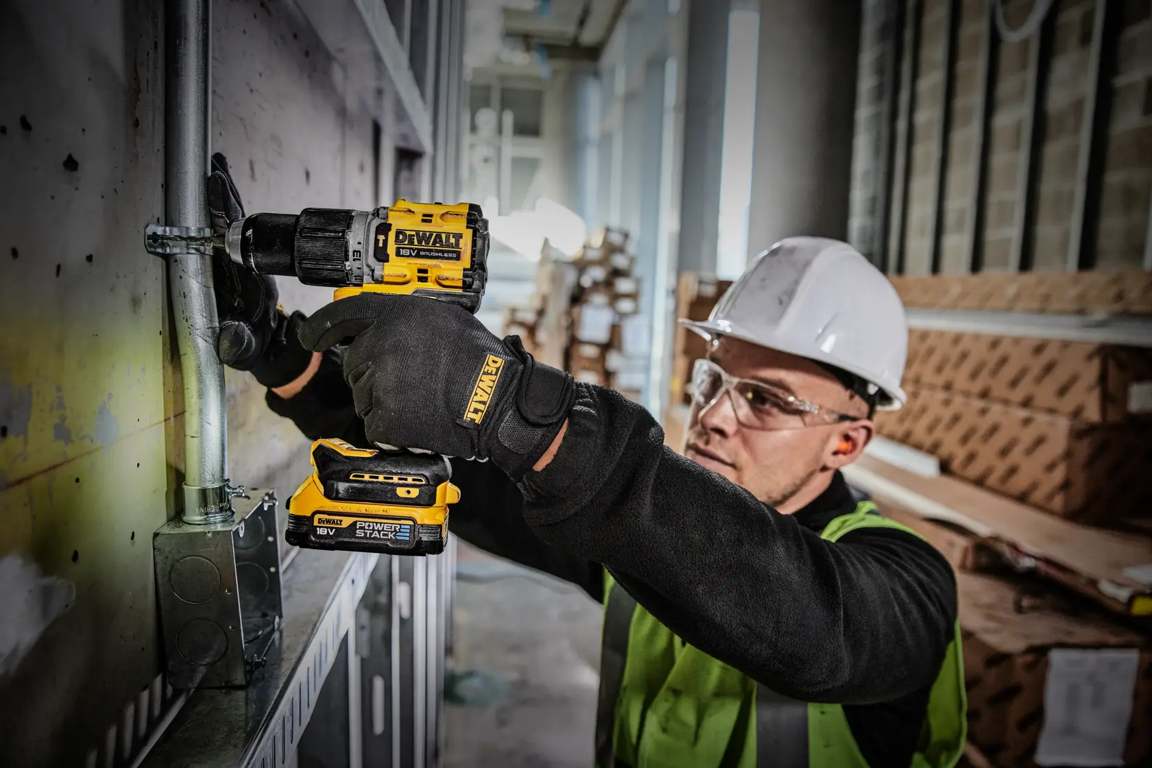 Trapano a batteria DEWALT 18V XR brushless con batteria Powerstack, giallo e nero.