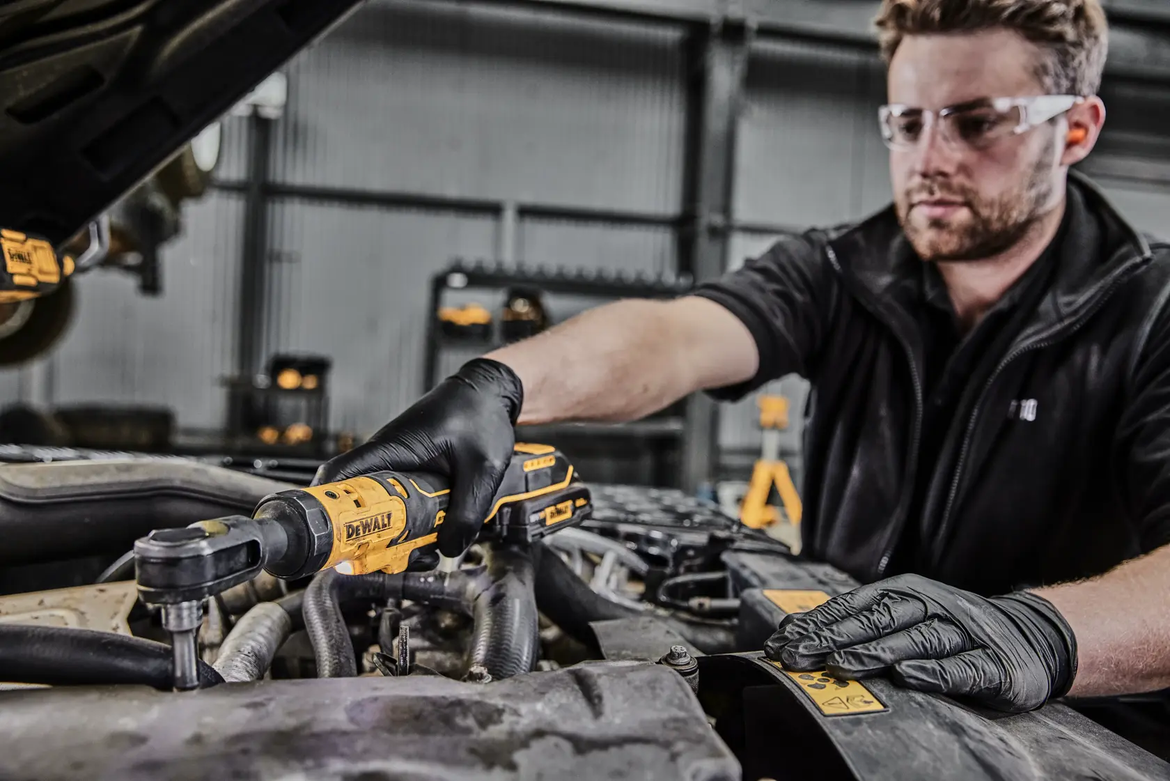 Bezuhlíková 1/2" račňa s otvorenou hlavou 18 V XR® DEWALT® (samotné náradie)