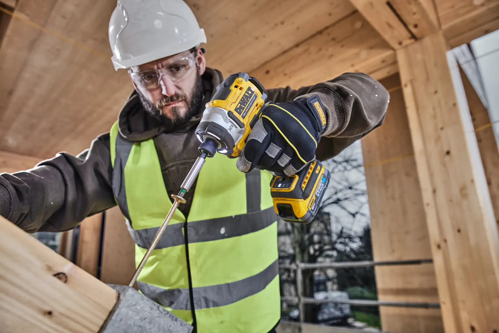 DEWALT DCK2201P1T1-XE, DCF860NT usato da operaio. Categoria fotografia. Scena in cantiere.