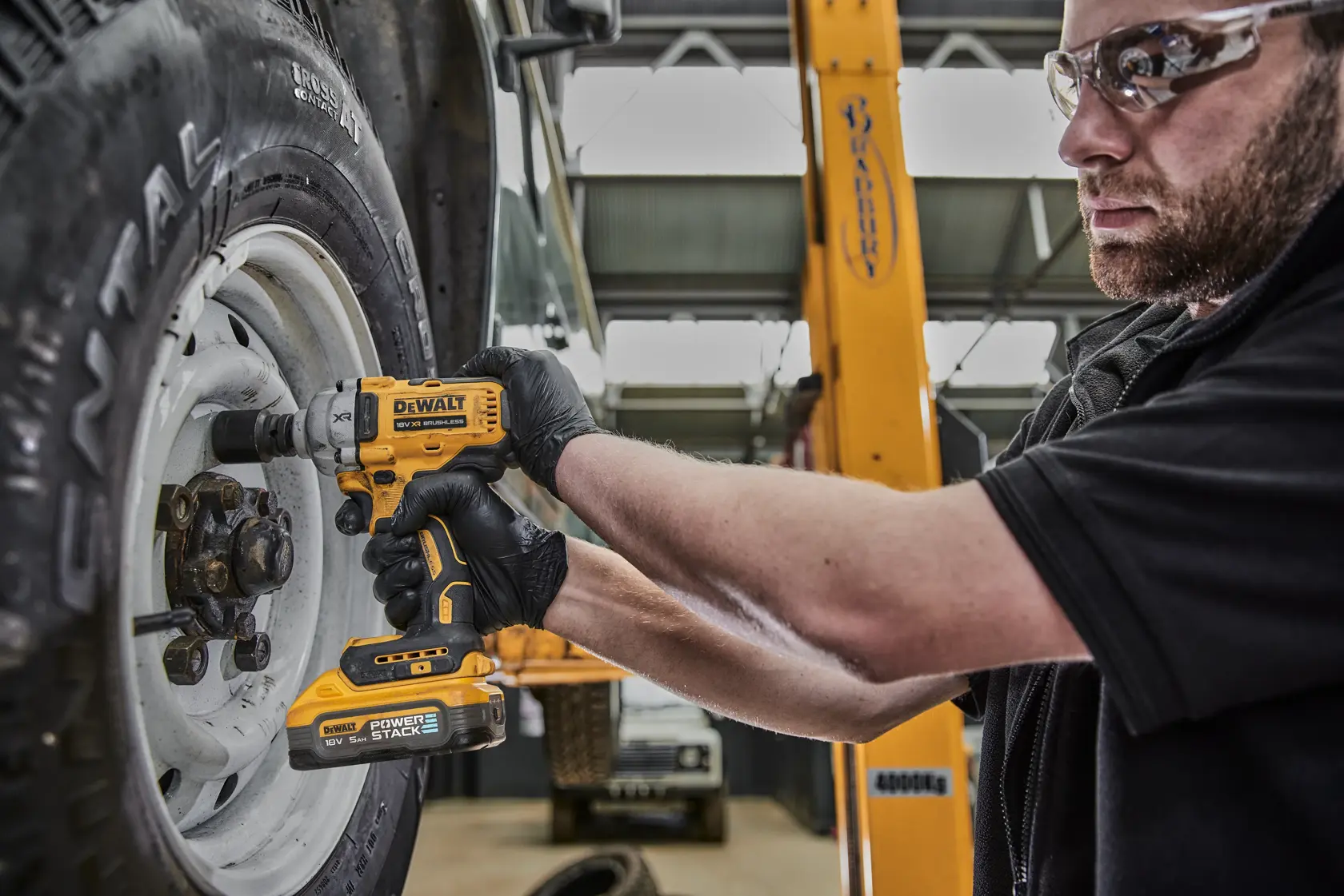 Bezuhlíkový 1/2" rázový uťahovač s upevňovacím krúžkom a stredným uťahovacím momentom 18 V XR® DEWALT® - 2 x batéria POWERSTACK s kapacitou 5 Ah