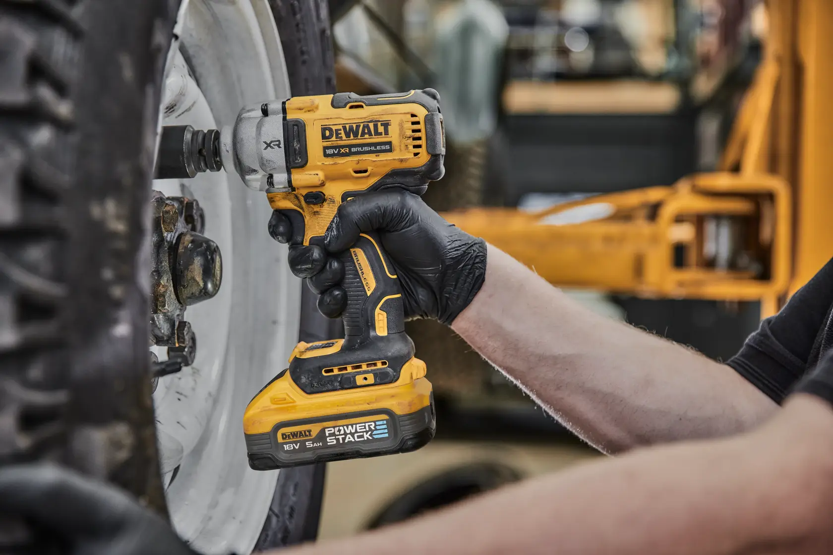 Bezuhlíkový 1/2" rázový uťahovač s upevňovacím krúžkom a stredným uťahovacím momentom 18 V XR® DEWALT® - 2 x batéria POWERSTACK s kapacitou 5 Ah