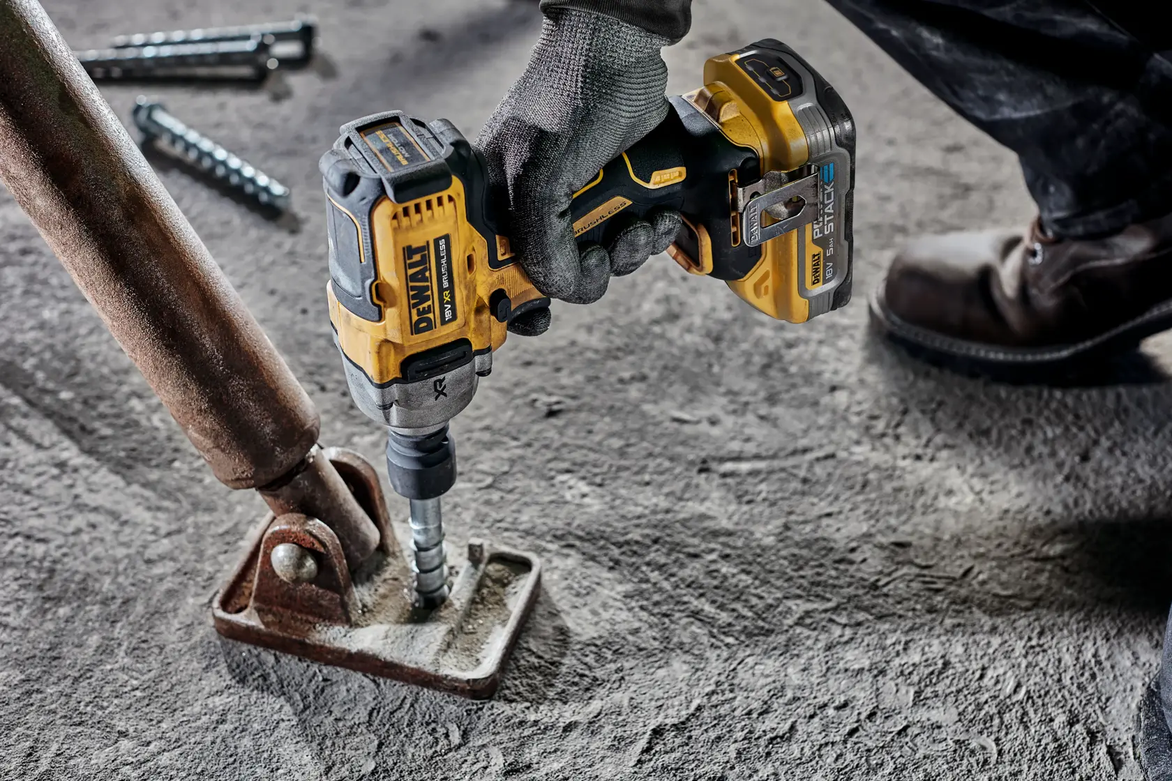 Bezuhlíkový 1/2" rázový uťahovač s upevňovacím krúžkom a stredným uťahovacím momentom 18 V XR® DEWALT® - 2 x batéria POWERSTACK s kapacitou 5 Ah
