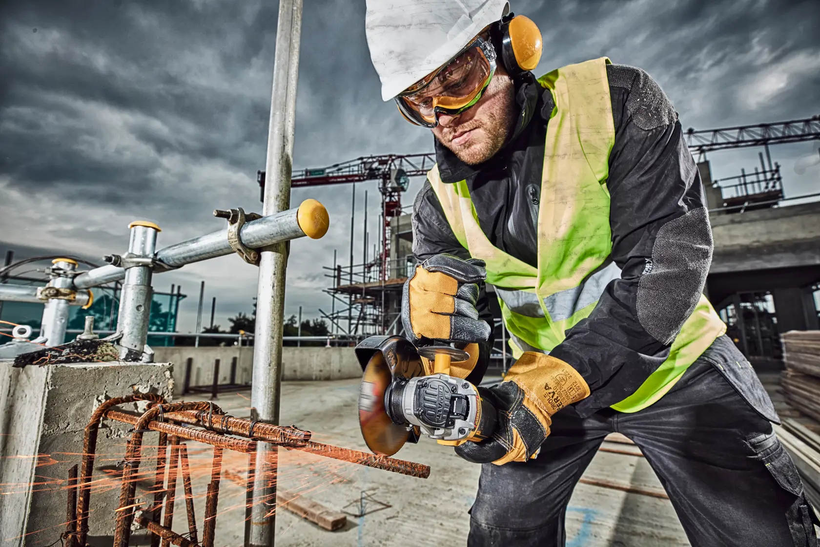 DEWALT DCG406N, DCZ409P2-XE, DCZ401P3-XE, DCG406 in use at construction site. Photography category. ASIA, EMEAANZ.