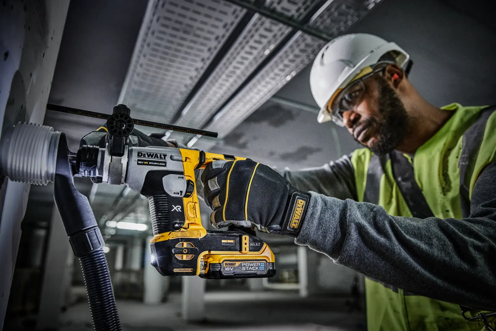 Martello rotativo DEWALT 18V XR brushless con batteria POWERSTACK, dotato di manico laterale per una migliore presa, mostrato su sfondo bianco.