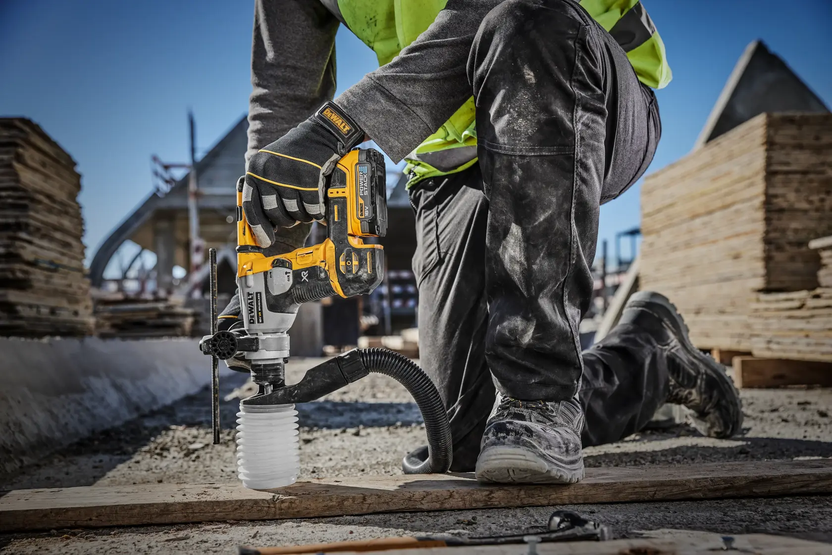Martello perforatore a batteria DEWALT 18V brushless con design compatto, sistema di controllo attivo delle vibrazioni, selettore di modalità e motore brushless. Dotato di tecnologia batteria Powerstack e marchio XR. Le principali caratteristiche sono etichettate in italiano.