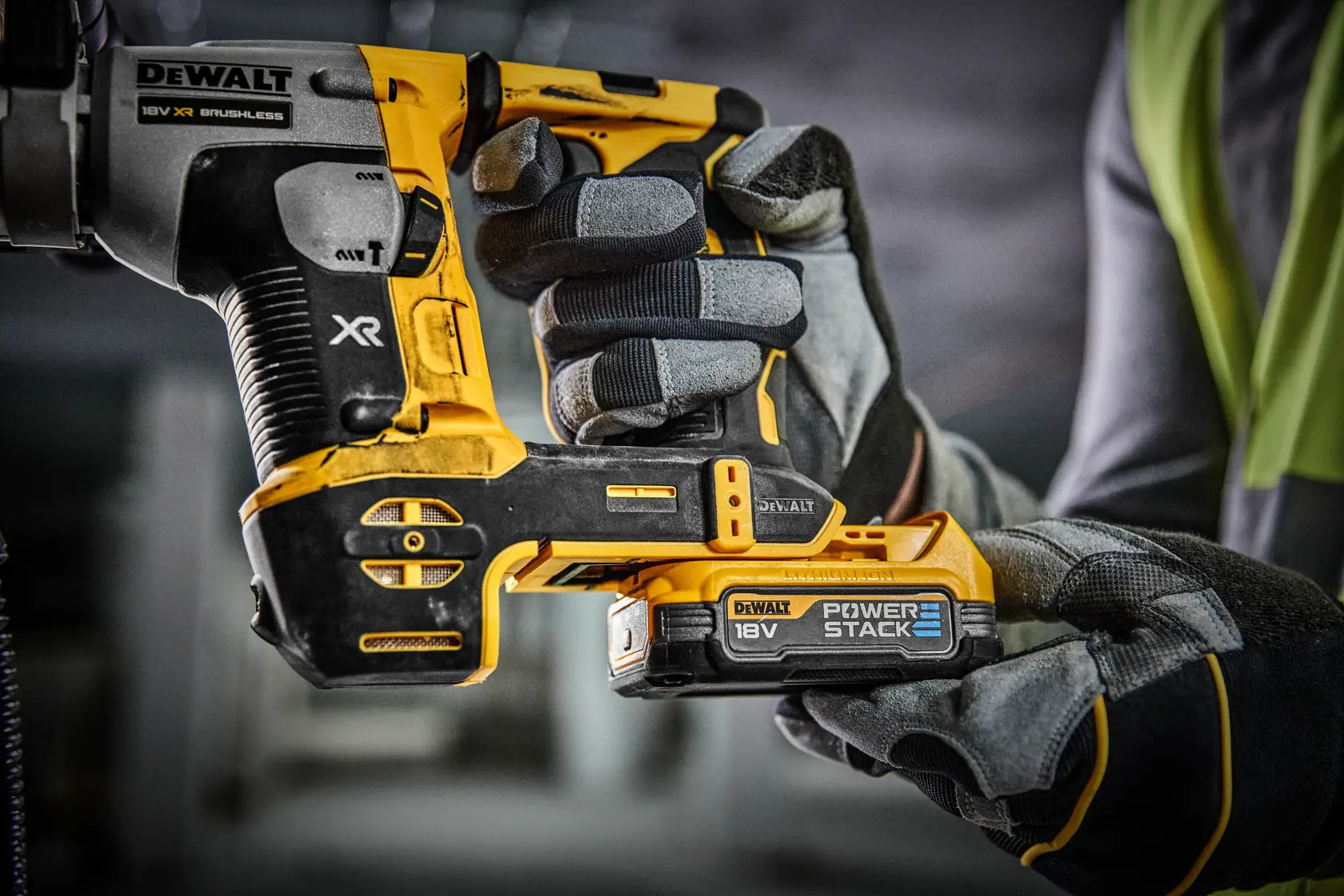 Set di elettro utensili DEWALT DCH172E2T composto da un martello rotativo giallo e nero, due batterie compatte Powerstack, un caricabatterie e una valigia rigida con logo DEWALT.