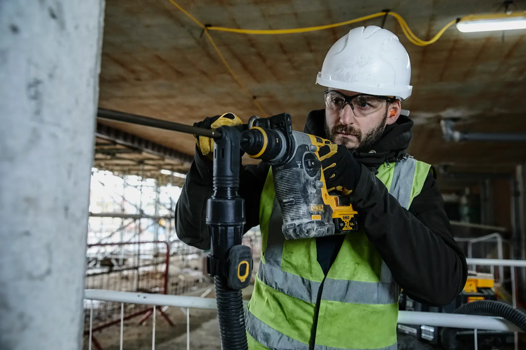 Bezuhlíková príklepová vŕtačka 18 V XR® 24 mm SDS Plus DEWALT® s QCC - 2 x 5 Ah