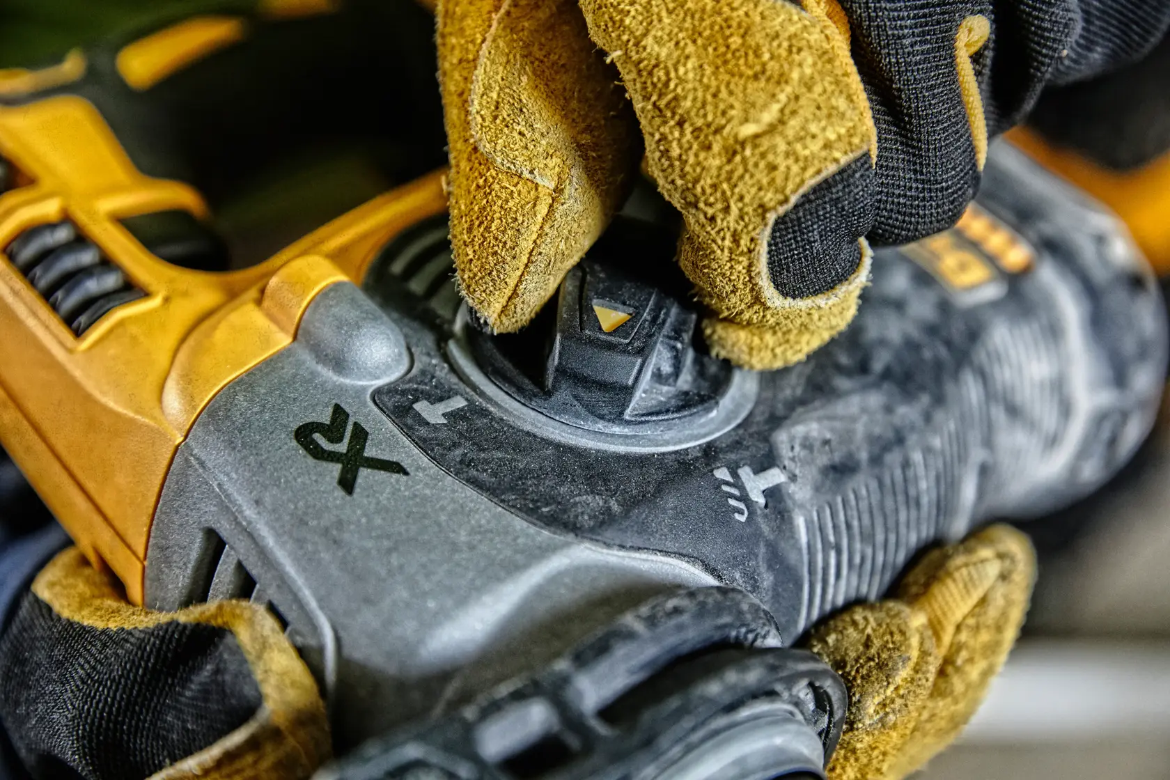 Bezuhlíková príklepová vŕtačka 18 V XR® 24 mm SDS Plus DEWALT® s QCC - 2 x 5 Ah