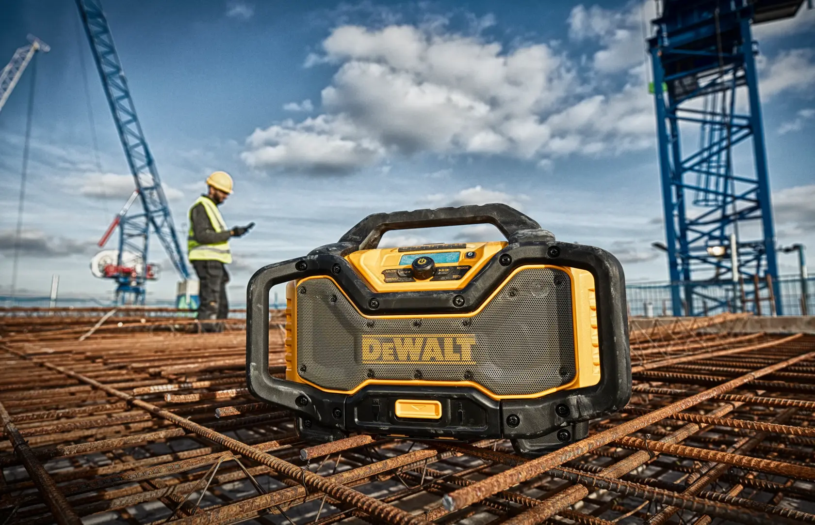 Nabíjačka pre akumulátorové kompaktné rádio Bluetooth® strednej veľkosti XR® DEWALT® (samotné náradie)