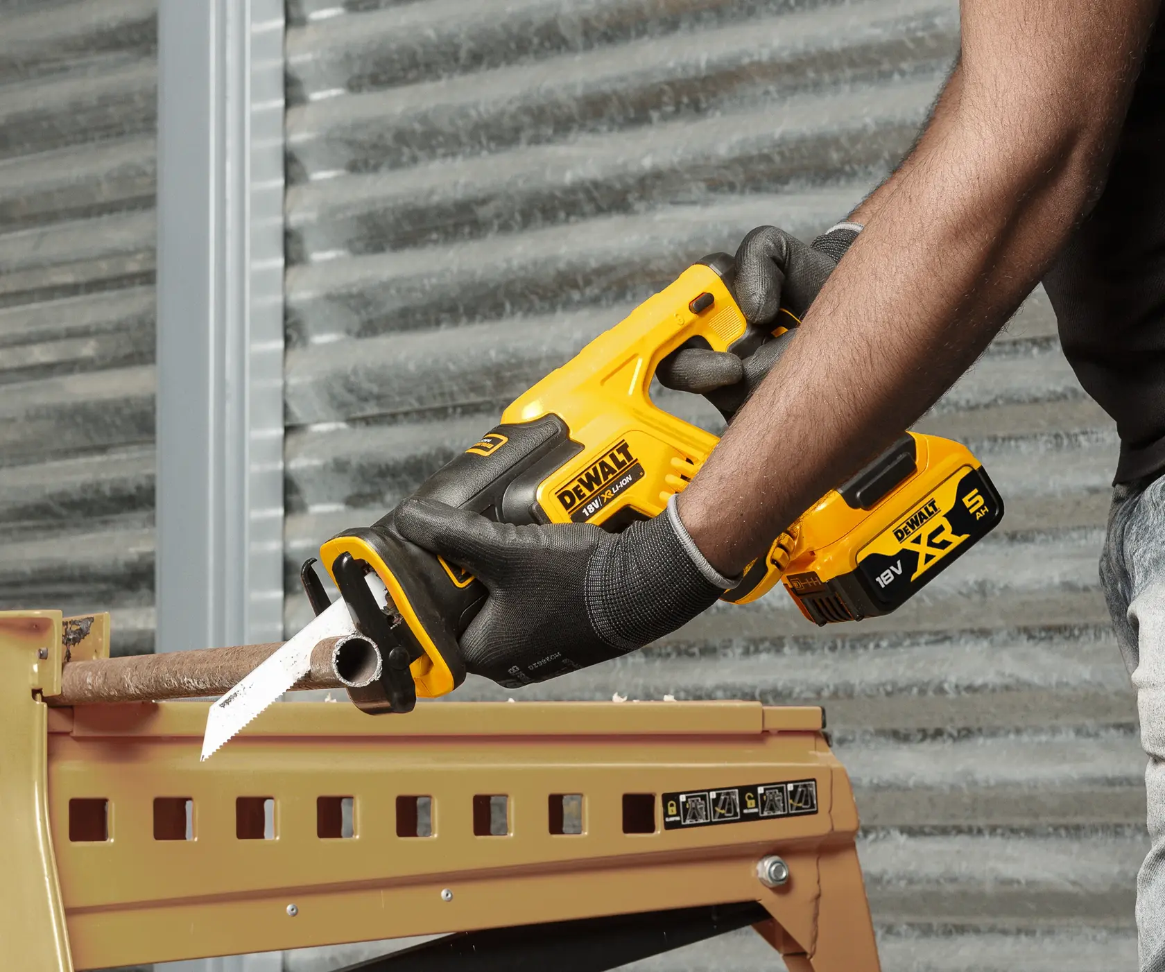 Bezuhlíková kompaktná mečová píla 18 V XR® DEWALT® -2 x 5 Ah