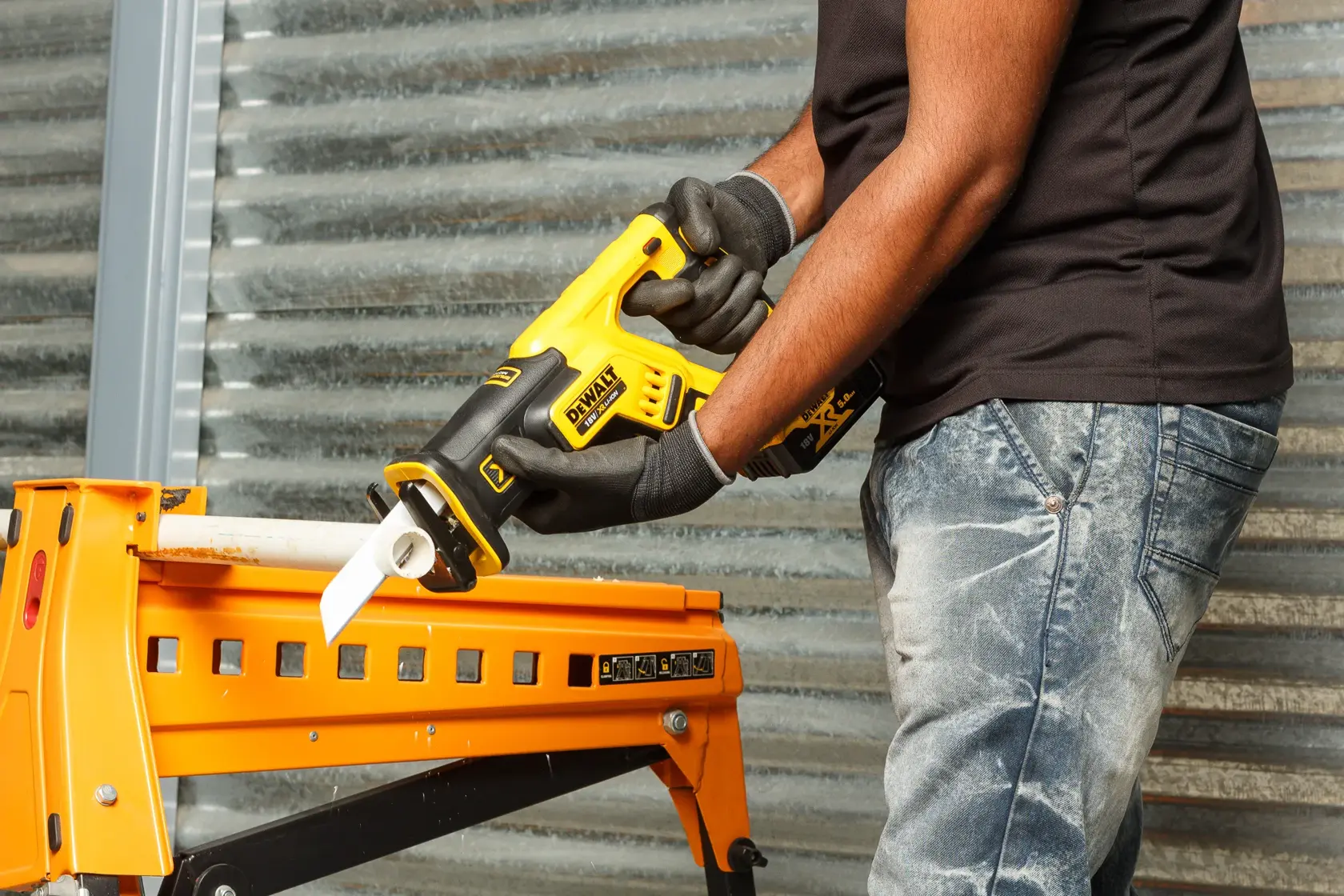 Bezuhlíková kompaktná mečová píla 18 V XR® DEWALT® -2 x 5 Ah