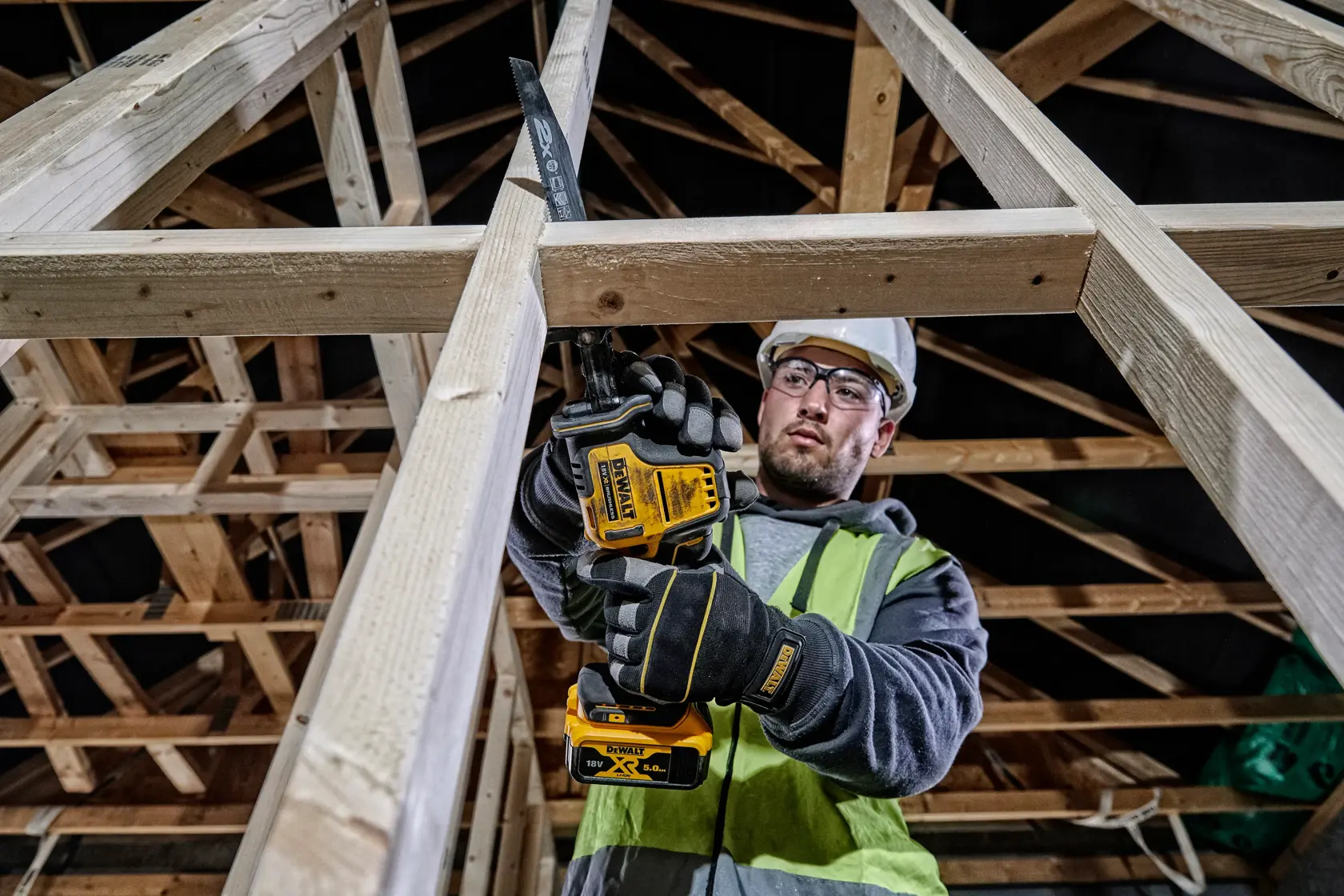 Bezuhlíková sub-kompaktná mečová píla 18 V XR® DEWALT® - 2 x 5,0 Ah