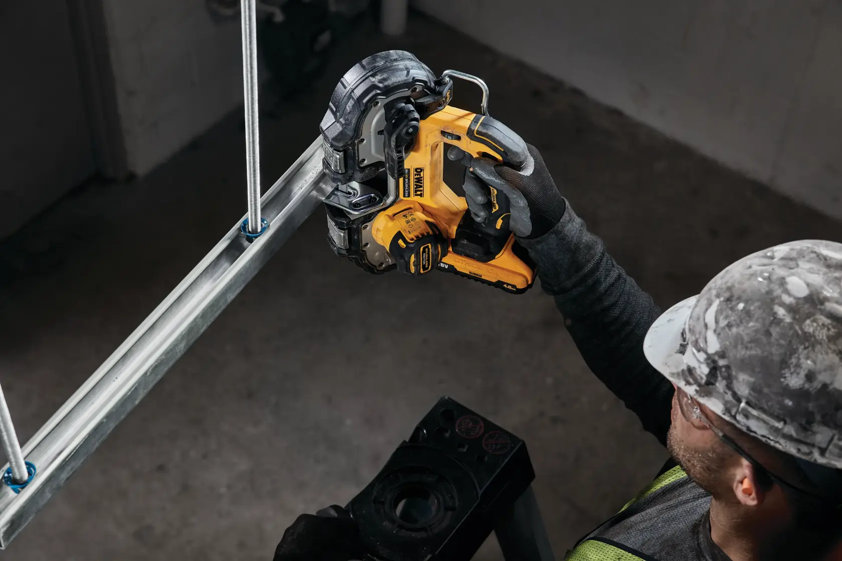 Bezuhlíková kompaktná pásová píla 18 V XR® DEWALT® (samotné náradie)