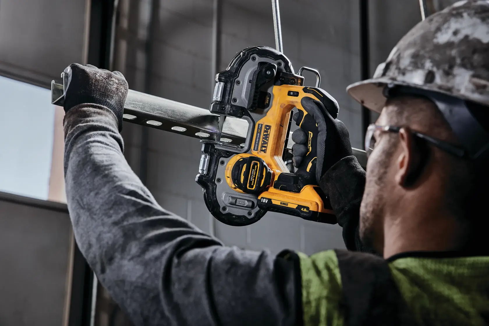 Bezuhlíková kompaktná pásová píla 18 V XR® DEWALT® (samotné náradie)