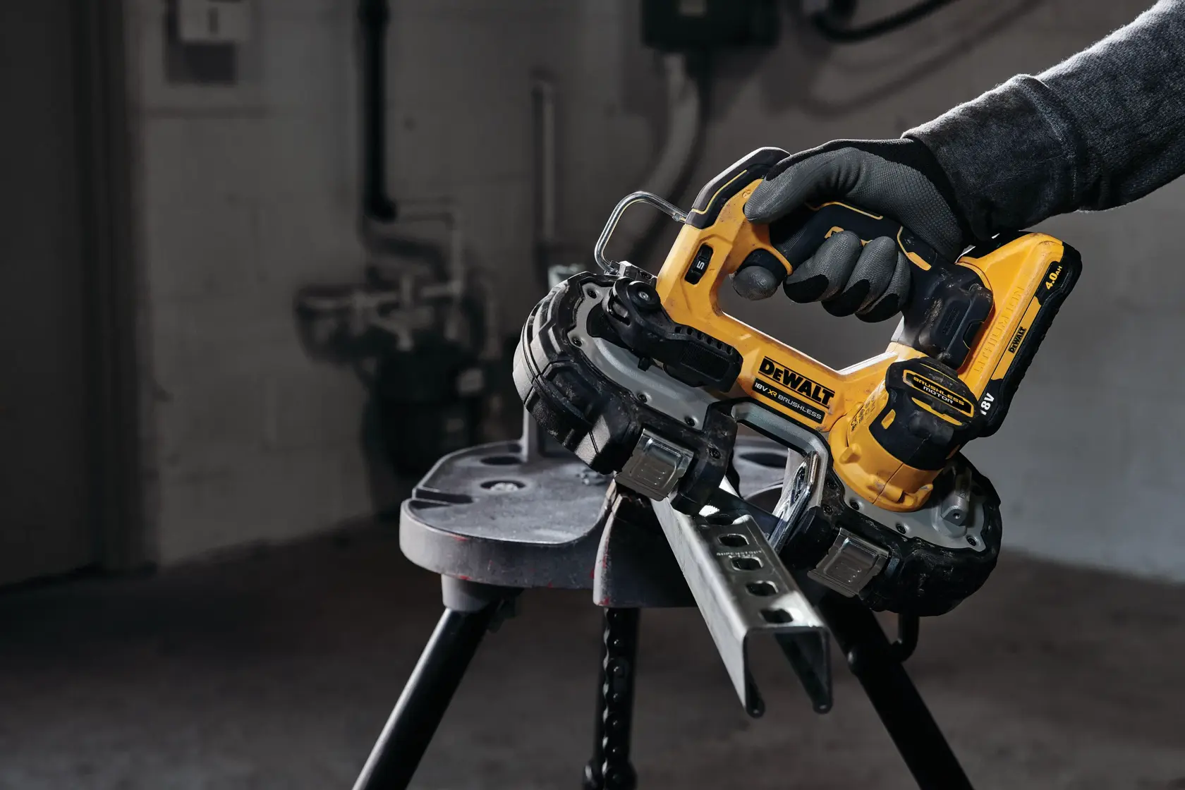 Bezuhlíková kompaktná pásová píla 18 V XR® DEWALT® (samotné náradie)