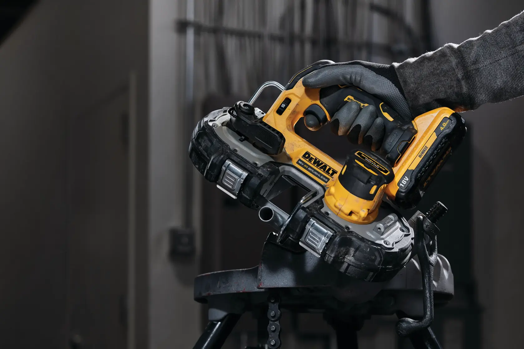 Bezuhlíková kompaktná pásová píla 18 V XR® DEWALT® (samotné náradie)