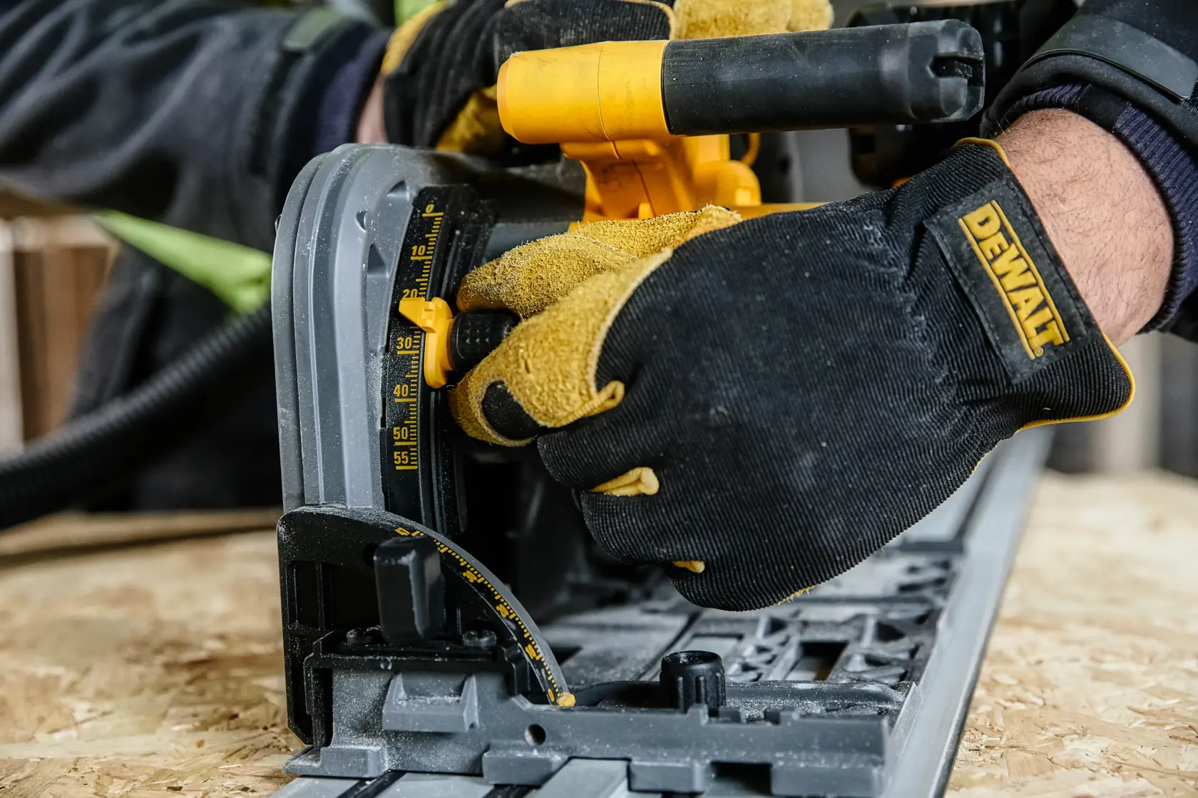 Ponorná píla 165 mm 54 V XR® FLEXVOLT® DEWALT® - 2 x 6 Ah