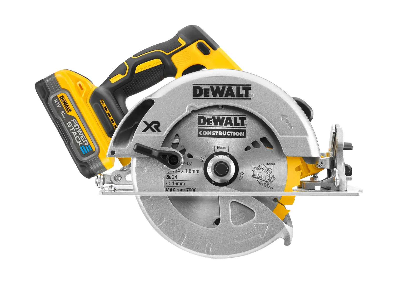 En trådløs sirkelsag fra DEWALT med ergonomisk håndtak i gult og svart og et blad med DEWALT-logo. Sagen har en Power Stack-batteri og er laget for byggearbeid.