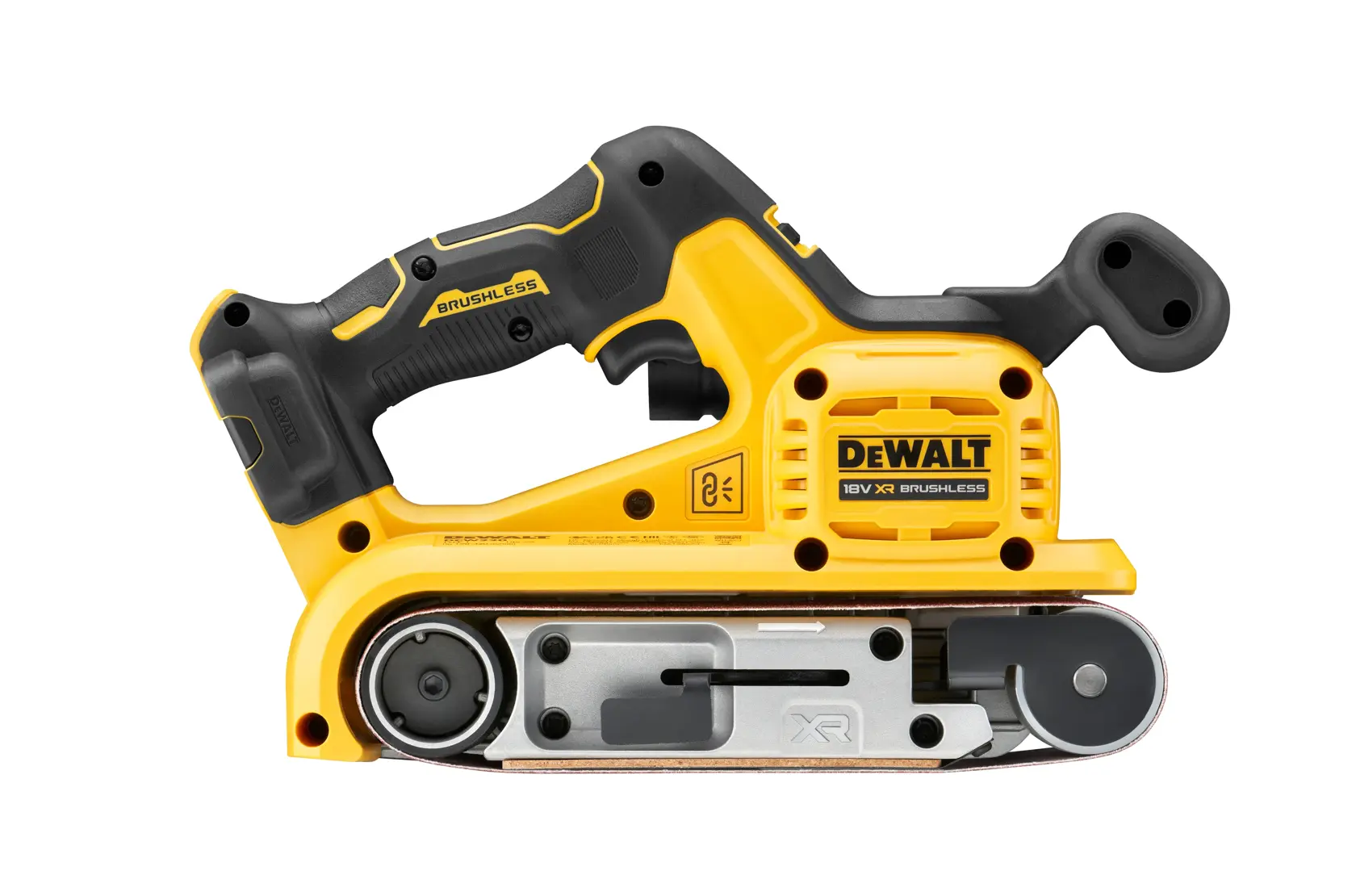 En person med forkle bruker en gul DEWALT DCW220N batteridrevet båndsliper for å slipe et stort trestykke i et verksted.