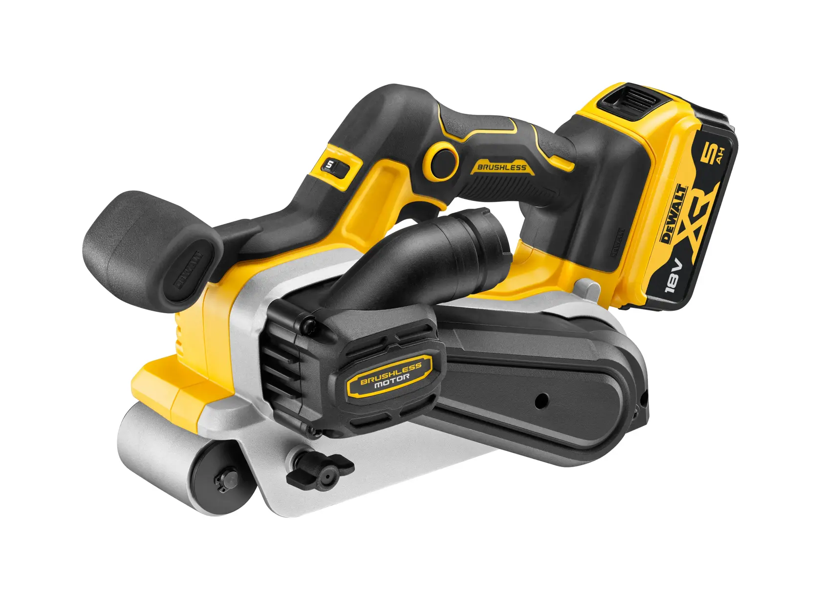 En person bruker en gul DEWALT batteridrevet båndsliper (modell DCW220P2) til å slipe tregulvplanker.