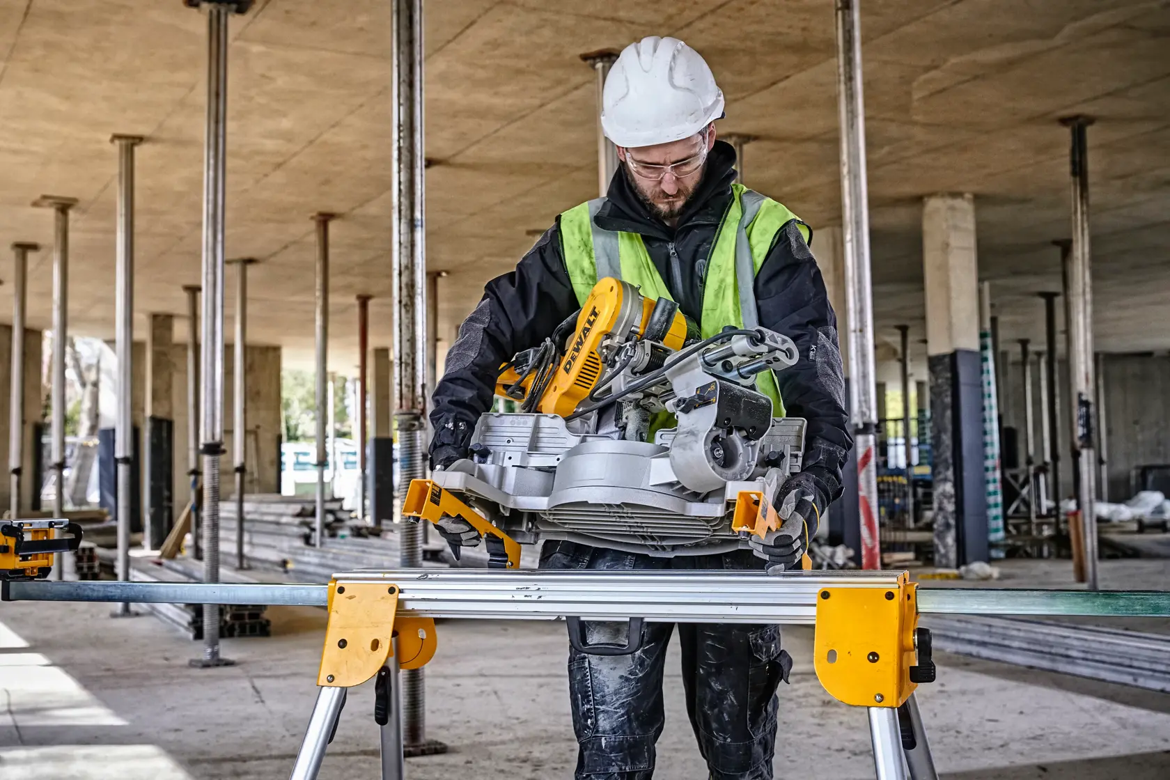 Pracovná stanica pre kompaktnú pokosovú pílu DEWALT®