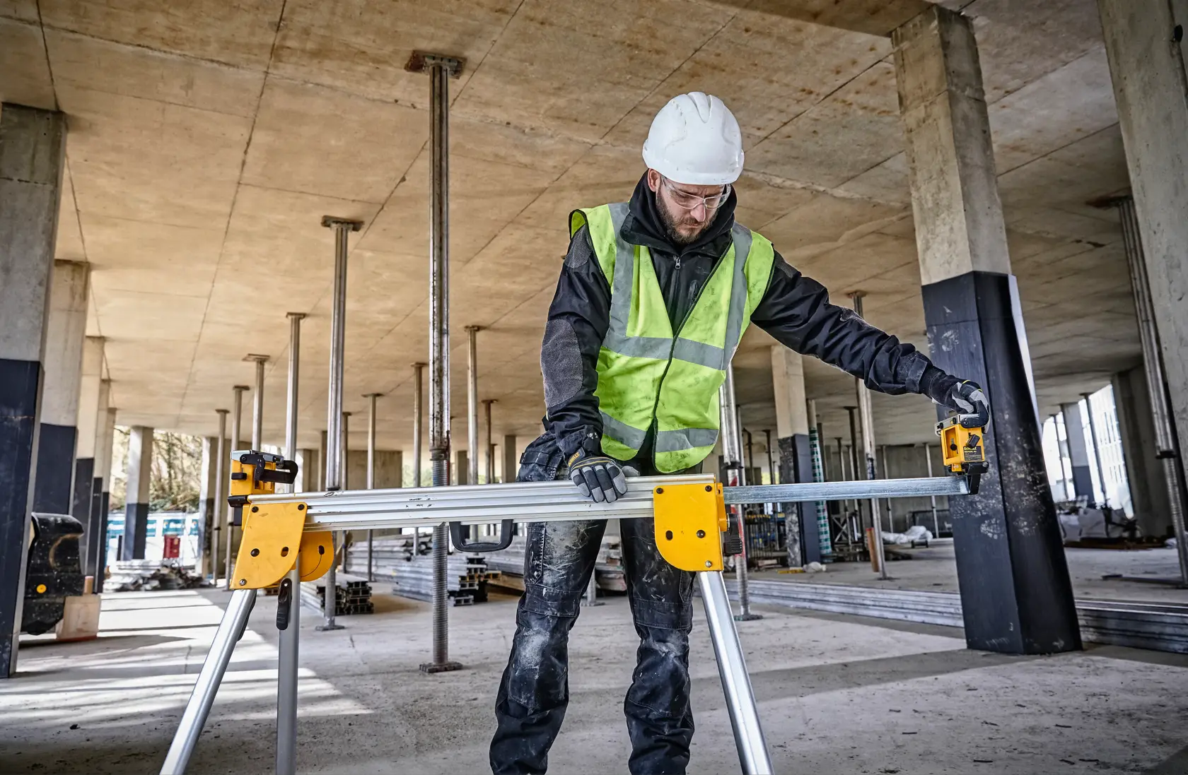 Pracovná stanica pre kompaktnú pokosovú pílu DEWALT®