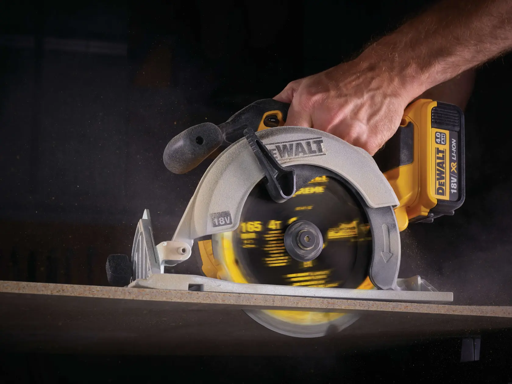 Sega circolare senza fili DEWALT in uso, taglia una tavola di legno da vicino.