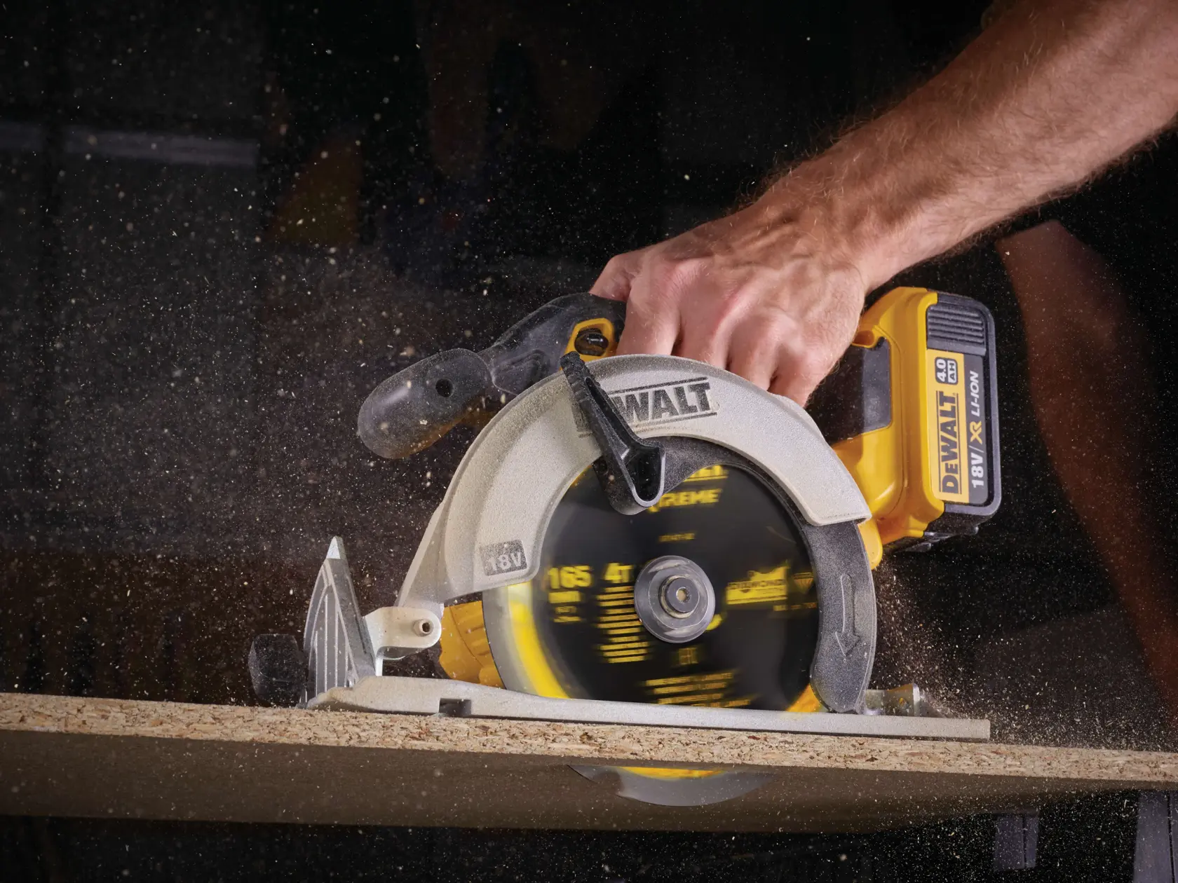 Sega circolare DEWALT senza fili taglia il legno, segatura visibile.