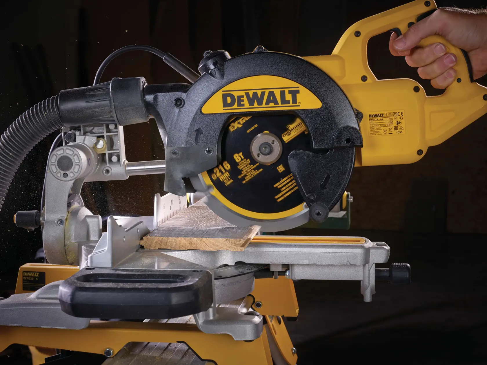 Sega circolare DEWALT taglia legno su supporto per troncatrice, usata a mano in laboratorio.