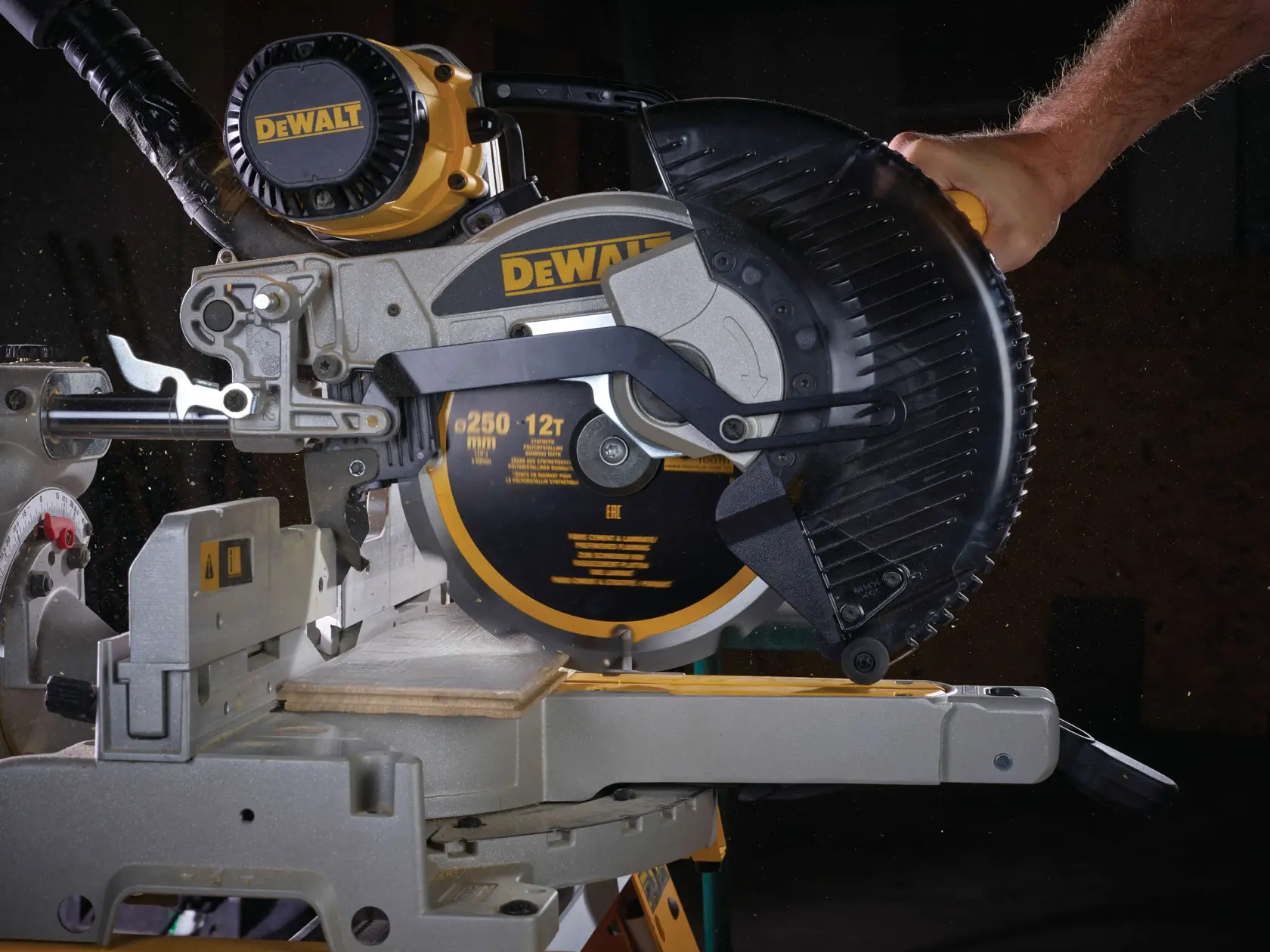 Sega a troncare DEWALT taglia legno, dettaglio della lama e protezione.