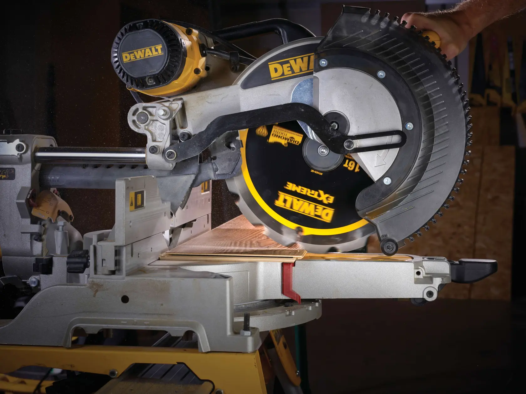 Sega circolare DEWALT taglia legno, dettaglio della lama e dell’area di lavoro su una troncatrice.