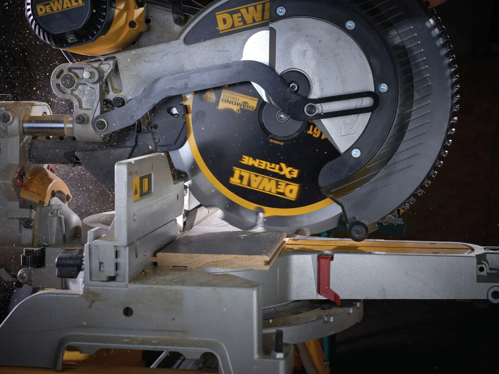 Sega circolare DEWALT taglia una tavola di legno in laboratorio, trucioli volano.