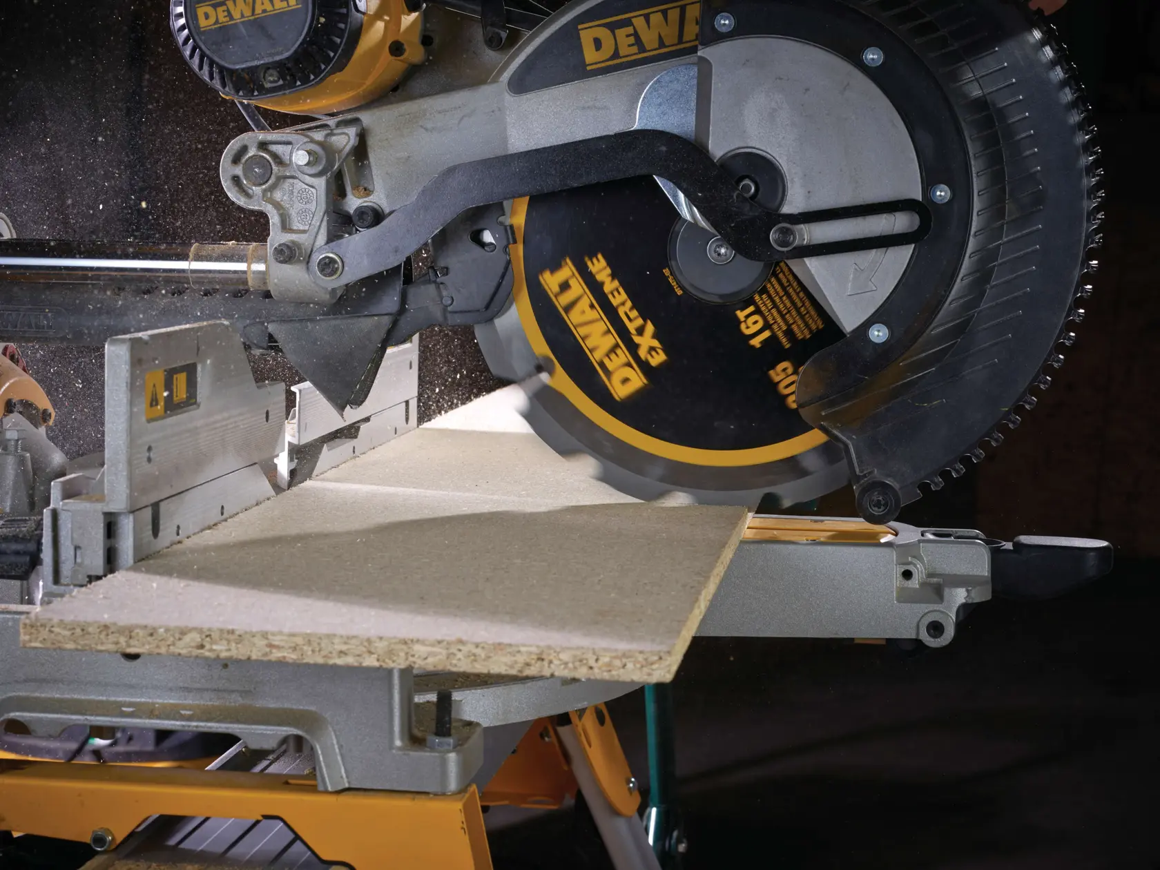 Sega circolare DEWALT taglia un legno su banco da lavoro, visibili i trucioli.