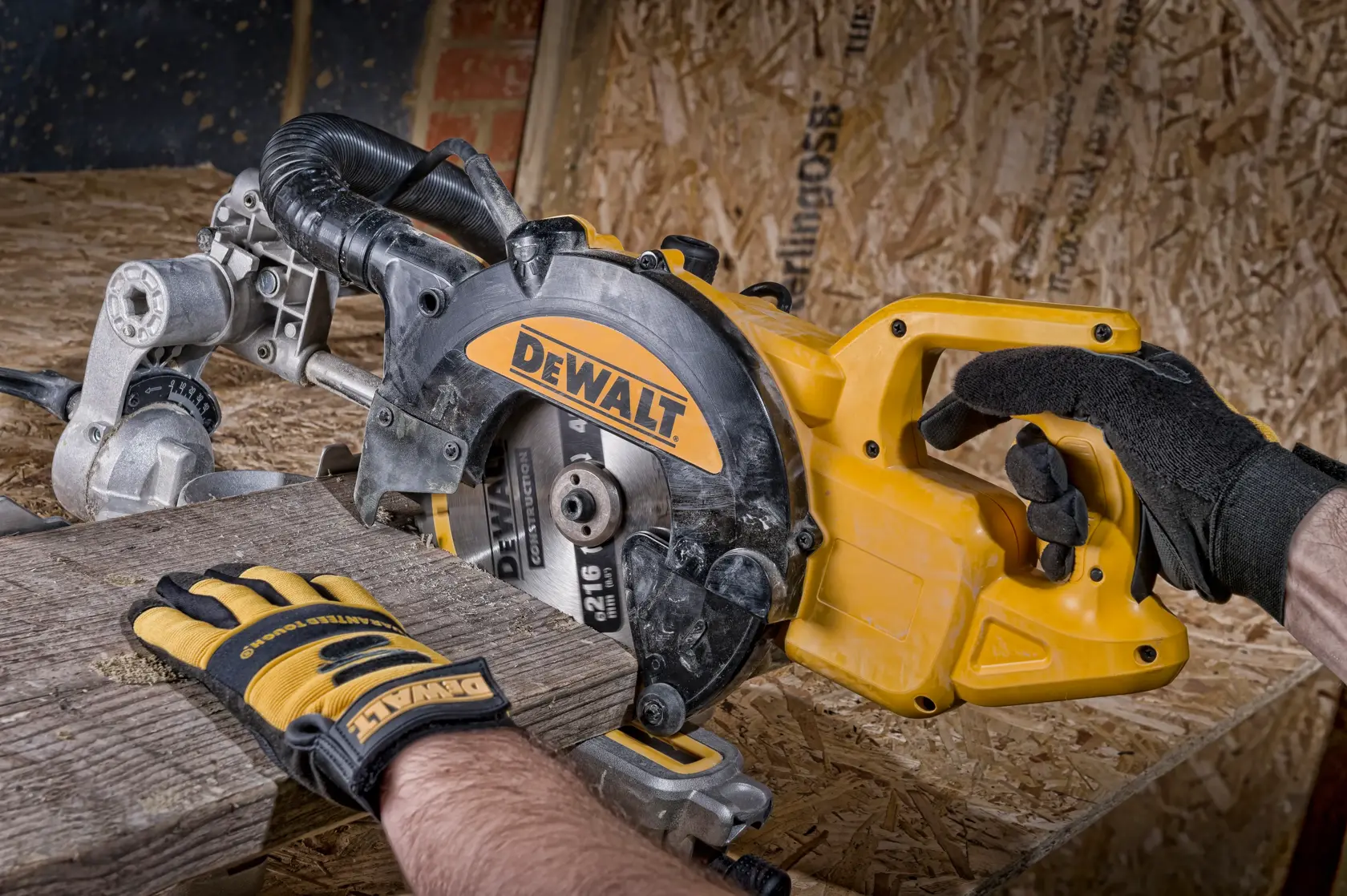 Mani con guanti usano una sega circolare DEWALT per tagliare legno su un banco da lavoro.