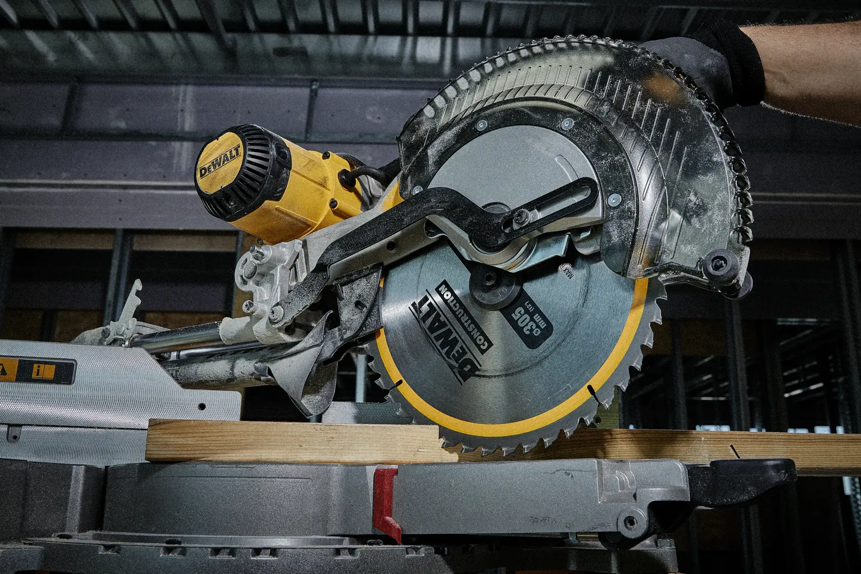 Sega circolare DEWALT taglia legno al chiuso, primo piano della lama e del motore.