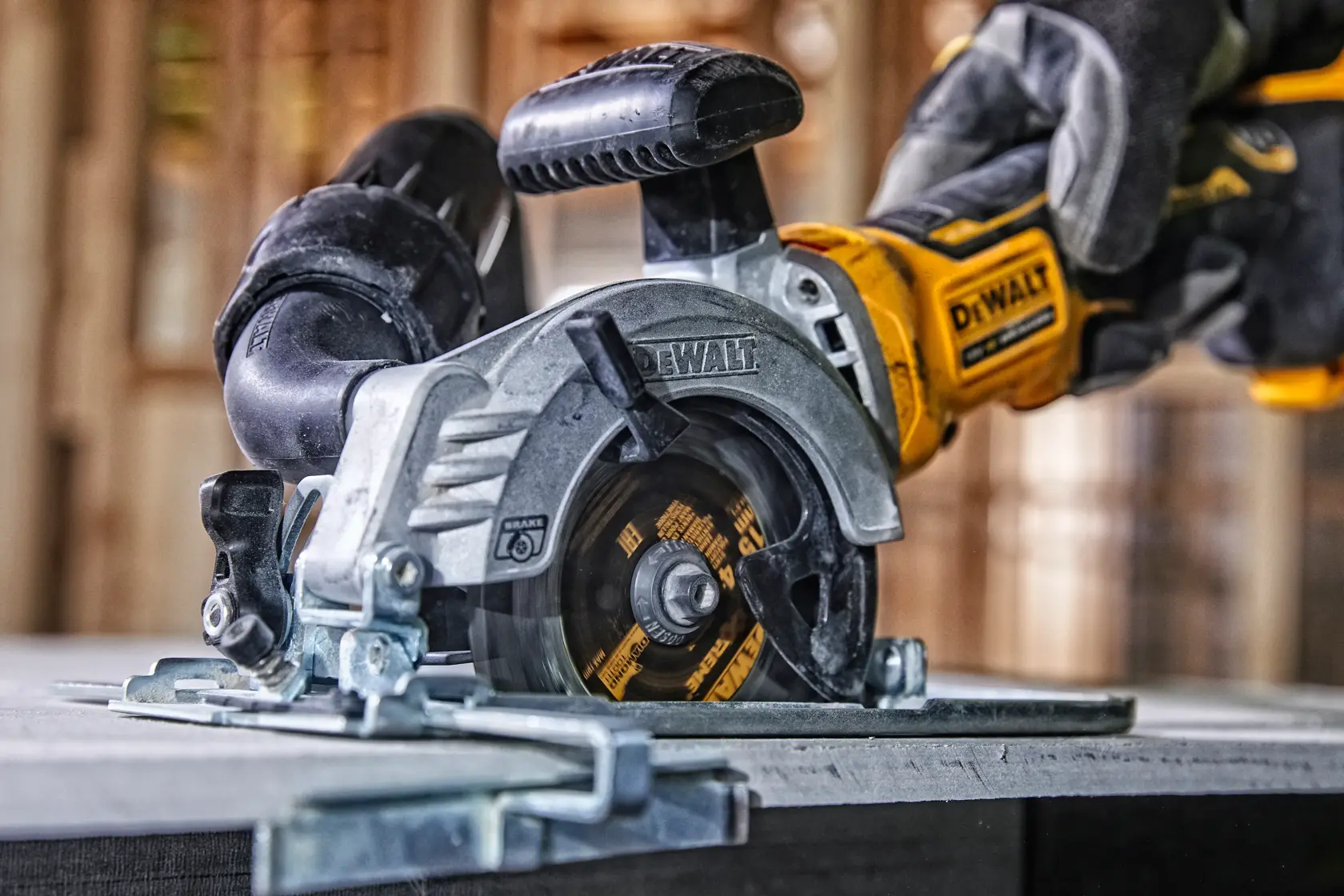 Sega circolare DEWALT in uso su una tavola, operatore con guanti, vista ravvicinata di utensile e lama.