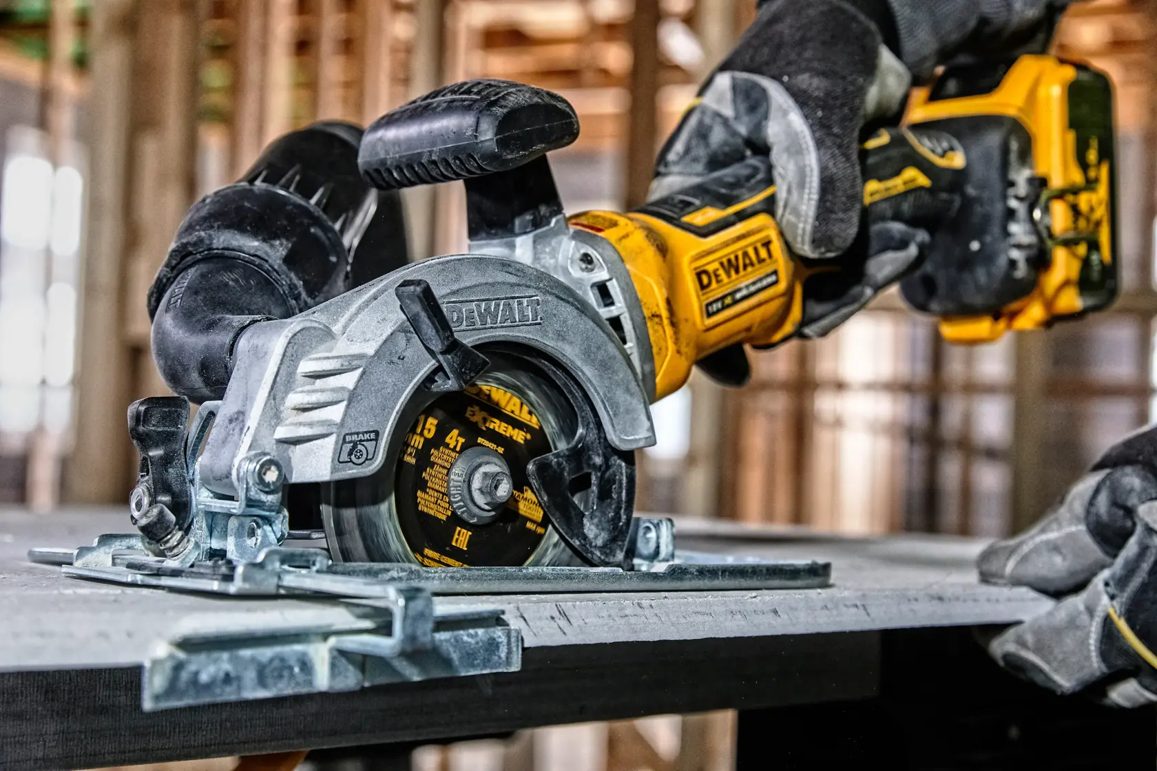 Primo piano di una sega circolare DEWALT che taglia una tavola in cantiere.