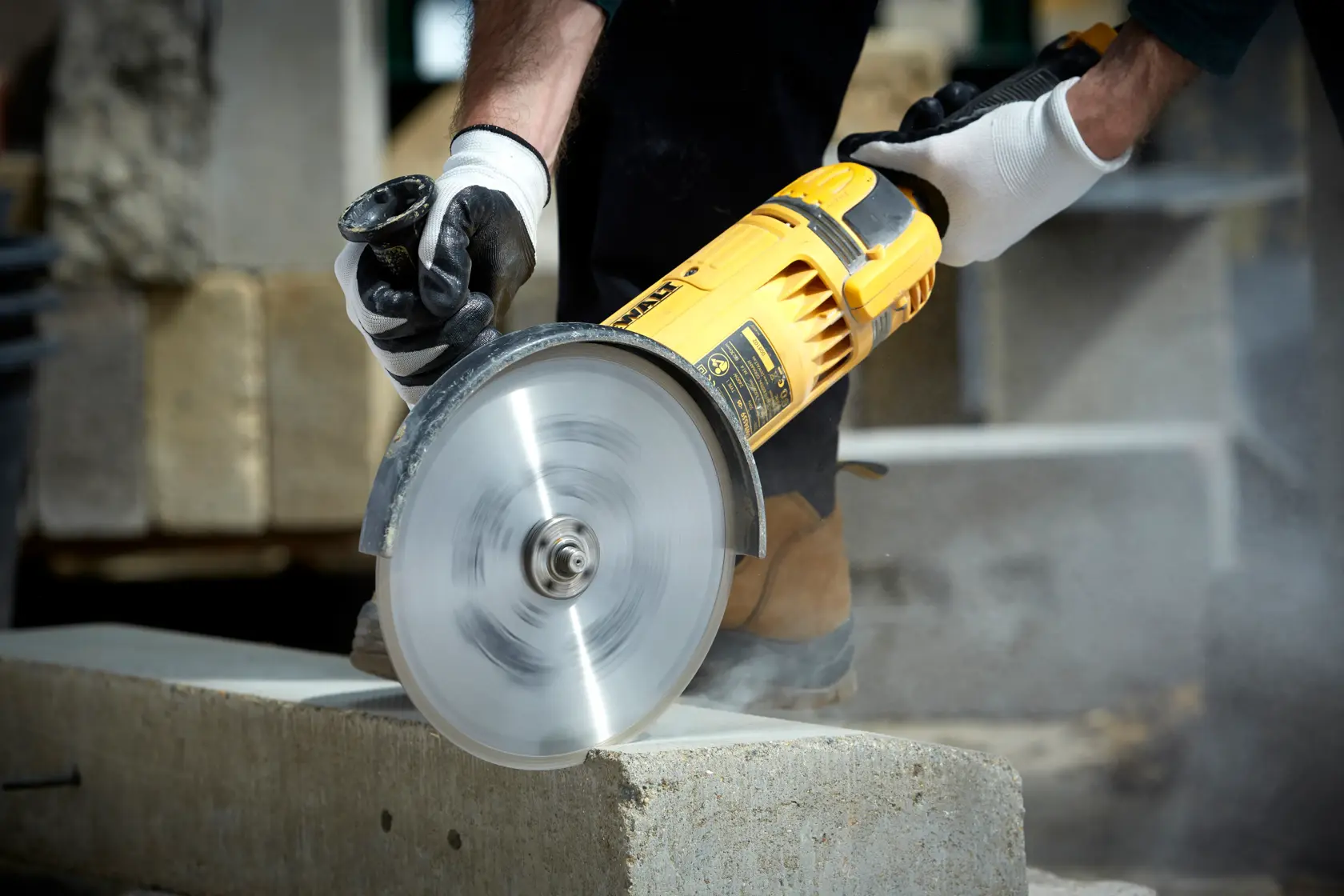 Disco DEWALT DT3731 corta bloque de hormigón, operador con guantes de seguridad.